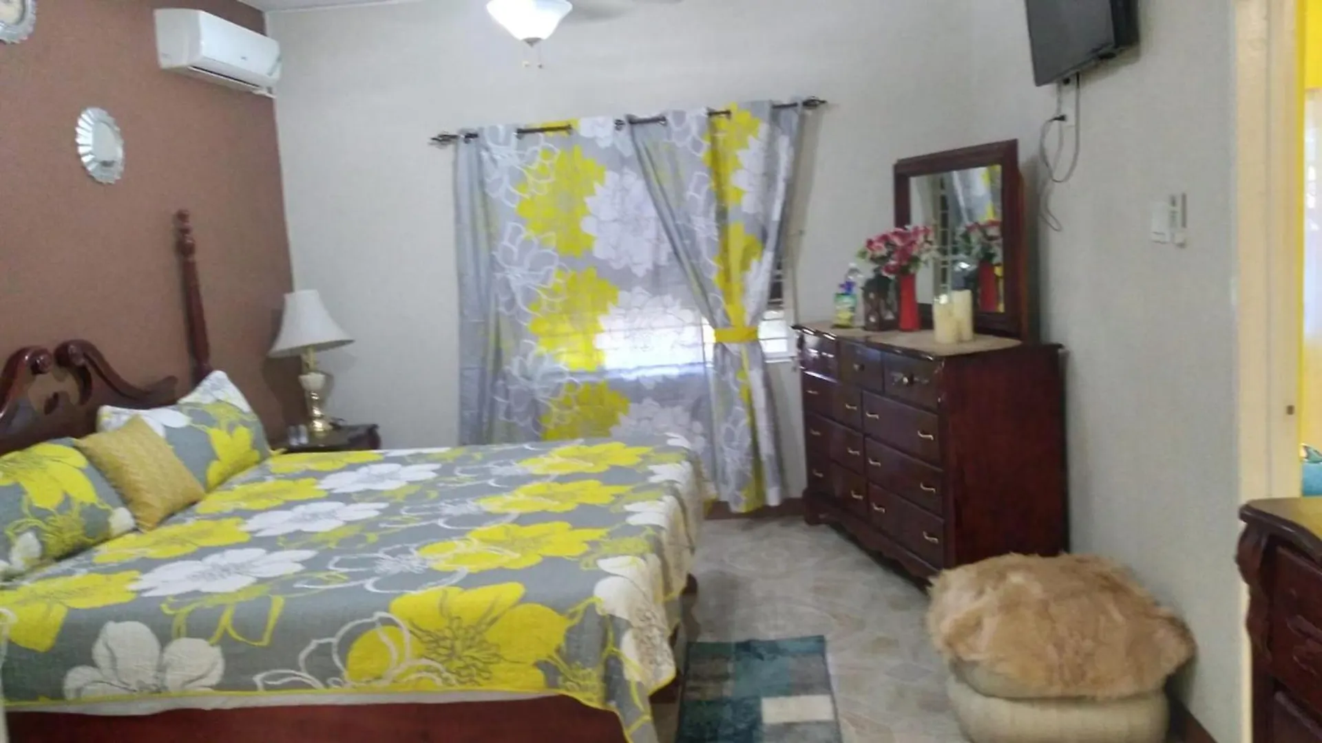 Room In House - Charming Kingston Room For Rent - Private Entrance Full Access